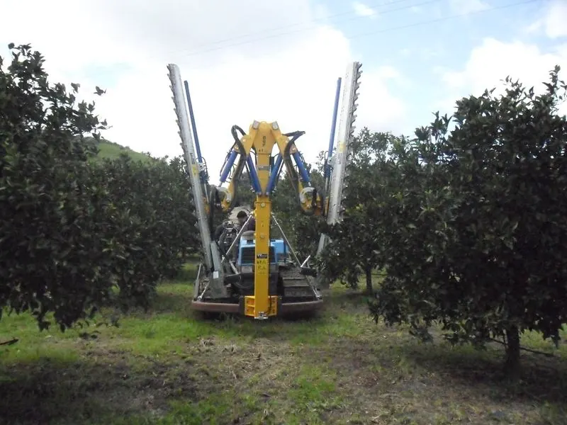 Machine arboricole en action dans un verger
